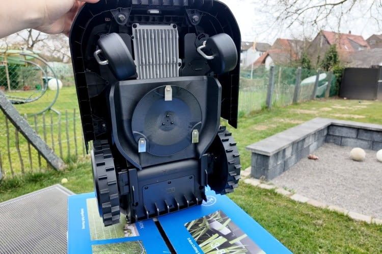 Ein mittig platzierter Drehteller mit drei Klingen stutzt das Grad auf eine Höhe von 3 bis 8 Zentimeter Ein mittig platzierter Drehteller mit drei Klingen stutzt das Grad auf eine Höhe von 3 bis 8 Zentimeter