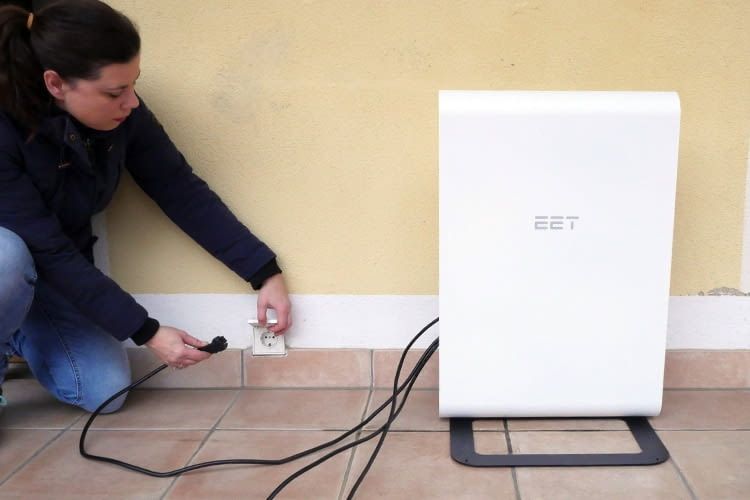 SolMate kann einfach an eine normale Steckdose gehängt werden SolMate kann einfach an eine normale Steckdose gehängt werden