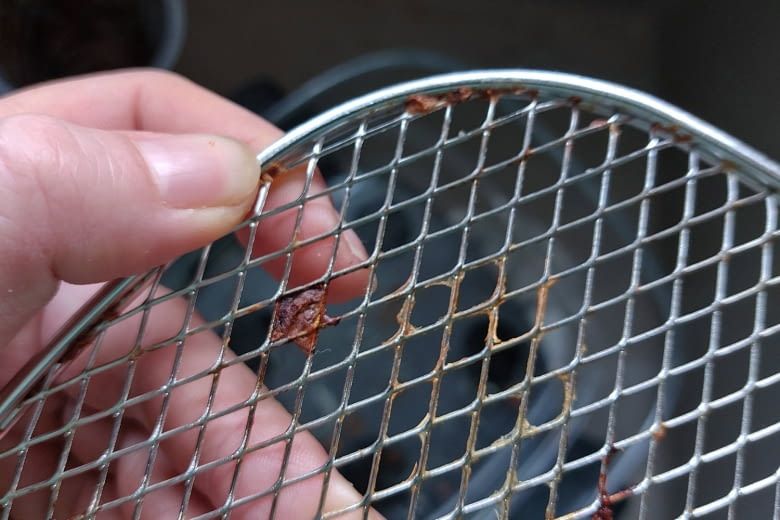In dem feinmaschigen Gitter bleiben gerne Essensreste kleben In dem feinmaschigen Gitter bleiben gerne Essensreste kleben