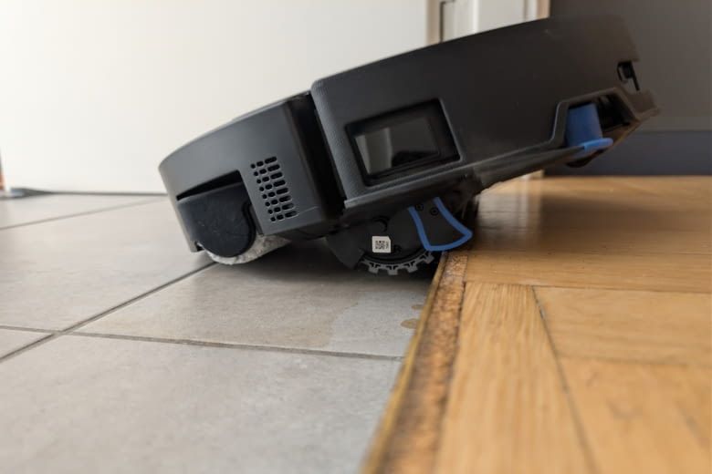 Der T90 PRO OMNI kann Kanten von 4cm überwinden. Der T90 PRO OMNI kann Kanten von 4cm überwinden.