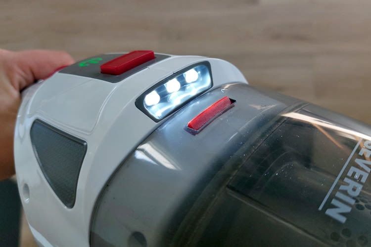 Die integrierte Beleuchtung ist besonders in dunklen Ecken hilfreich Die integrierte Beleuchtung ist besonders in dunklen Ecken hilfreich