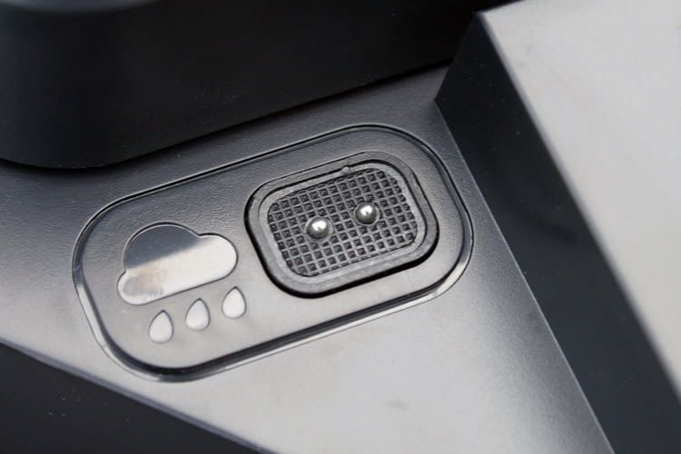 So oder ähnlich sieht der Regensensor am Gehäuse meist aus So oder ähnlich sieht der Regensensor am Gehäuse meist aus