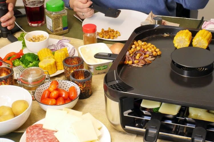 Je nach persönlichen Vorlieben lassen sich beim Raclette verschiedene Zutaten wählen Je nach persönlichen Vorlieben lassen sich beim Raclette verschiedene Zutaten wählen