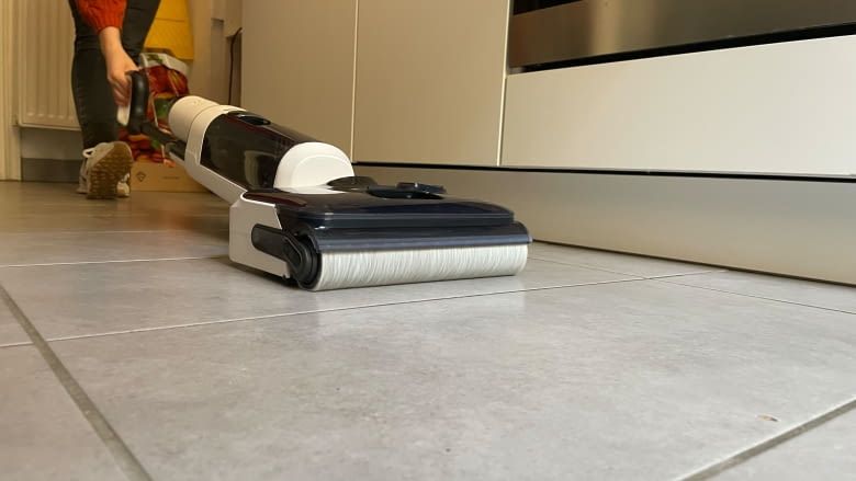 Der Tineco Floor One S5 Stretch hat ein Lie-Flat-Design und ist liegend 13 Zentimeter hoch Der Tineco Floor One S5 Stretch hat ein Lie-Flat-Design und ist liegend 13 Zentimeter hoch