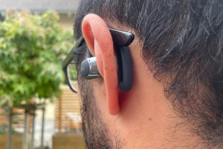 Auch mit Brille saßen die Kopfhörer dank Silikonbügel sicher und beuem Auch mit Brille saßen die Kopfhörer dank Silikonbügel sicher und beuem