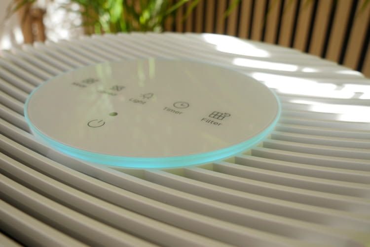 Blau bedeutet sauber: Das dezent beleuchtete Touchpanel zeigt die Luftqualität im Raum an. Blau bedeutet sauber: Das dezent beleuchtete Touchpanel zeigt die Luftqualität im Raum an.