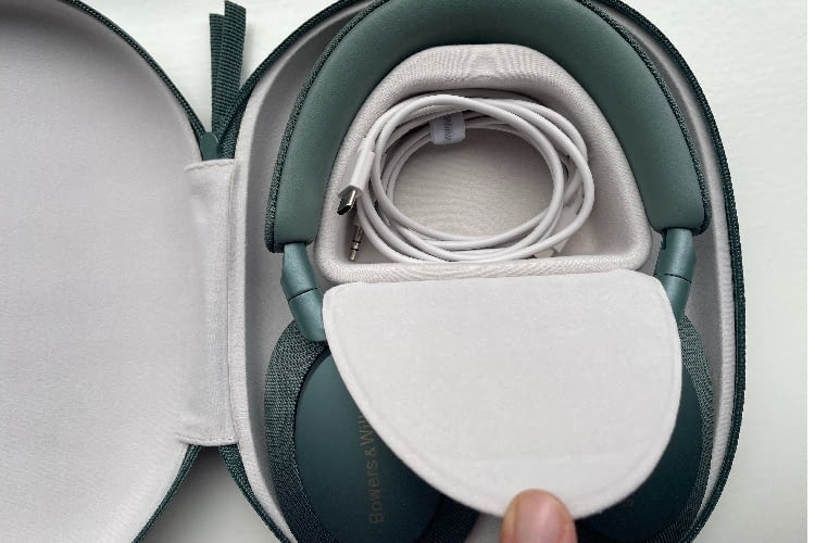 In das Kabelfach passen beide mitgelieferten USB-C Ladekabel In das Kabelfach passen beide mitgelieferten USB-C Ladekabel