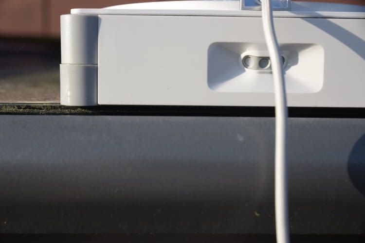 Perfekte Kantenerkennung: Die Sensoren des ECOVACS WINBOT W3 OMNI funktionieren tadellos. Perfekte Kantenerkennung: Die Sensoren des ECOVACS WINBOT W3 OMNI funktionieren tadellos.