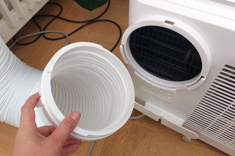 Der Abluftschlauch lässt sich meist mit wenigen Handgriffen montieren Der Abluftschlauch lässt sich meist mit wenigen Handgriffen montieren