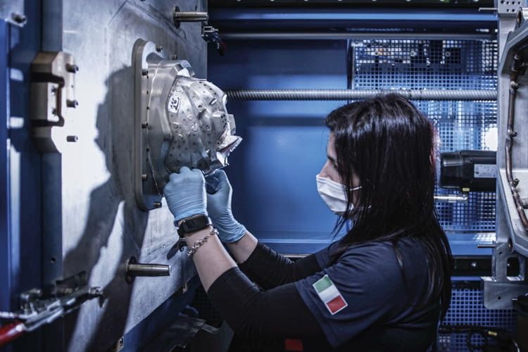 Hier ist ein Ausschnitt der Fahrradhelm Produktion zu sehen Hier ist ein Ausschnitt der Fahrradhelm Produktion zu sehen