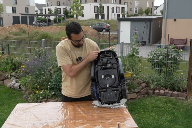 Der Mähteller ist 19 Zentimeter breit und hat drei Klingen Der Mähteller ist 19 Zentimeter breit und hat drei Klingen