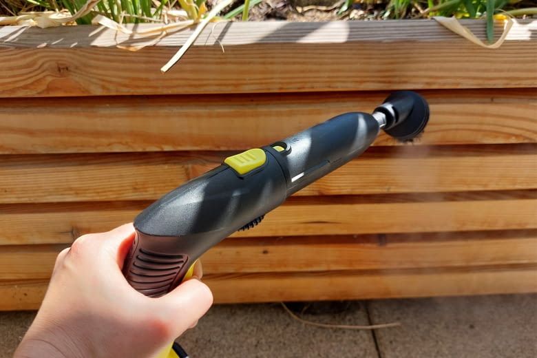 Bei Holz muss der Druck besonders vorsichtig dosiert werden Bei Holz muss der Druck besonders vorsichtig dosiert werden