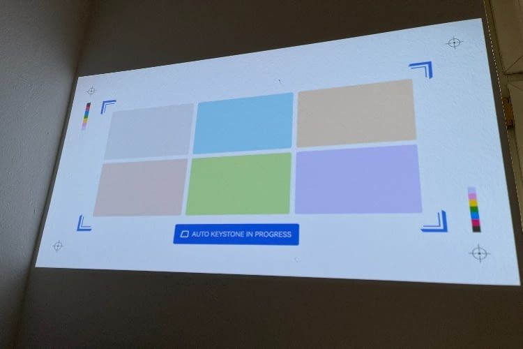 Farbe, Schärfe und Bildausschnitt werden automatisch an die Wand angepasst Farbe, Schärfe und Bildausschnitt werden automatisch an die Wand angepasst