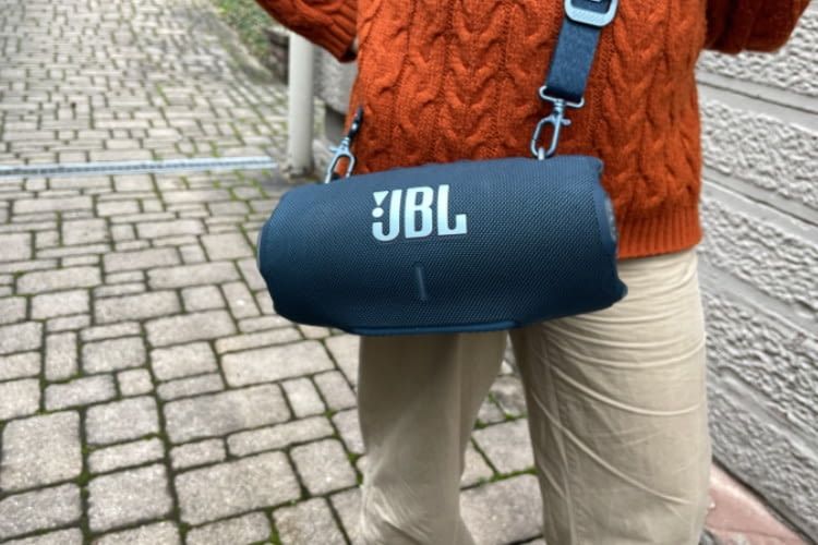 Mithilfe des Schultergurts ist die große JBL XTREME 4 leicht transportierbar Mithilfe des Schultergurts ist die große JBL XTREME 4 leicht transportierbar