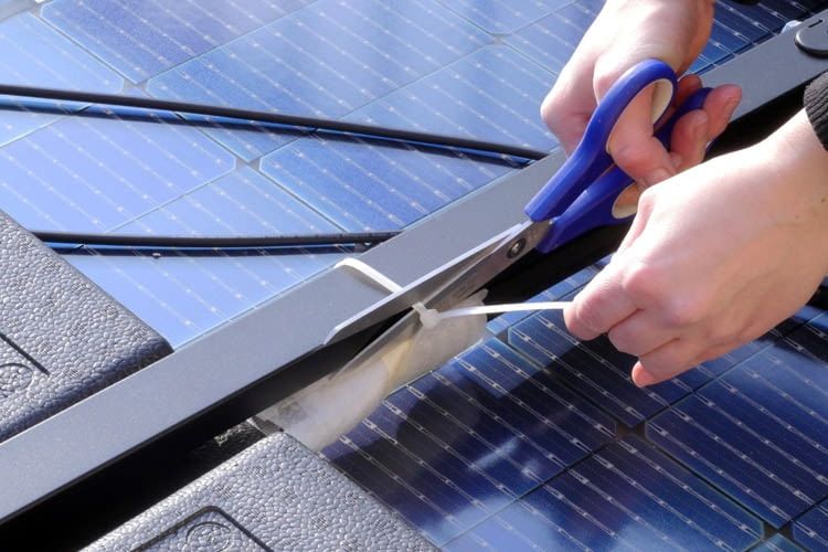 Das Aufschneiden der Transportsicherung ist in wenigen Sekunden erledigt Das Aufschneiden der Transportsicherung ist in wenigen Sekunden erledigt