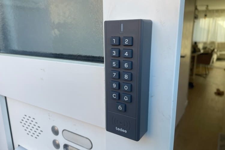 Das Zusammenspiel zwischen Keypad und Türschloss funktionierte bei uns hervorragend Das Zusammenspiel zwischen Keypad und Türschloss funktionierte bei uns hervorragend