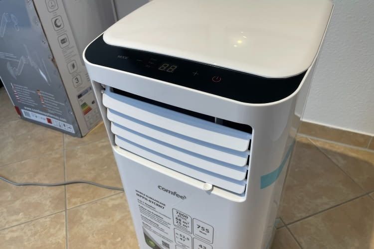 Bis auf diesen schwarzen Rand mit mehreren LED-Leuchten ist die Klimaanlage in weiß gehalten Bis auf diesen schwarzen Rand mit mehreren LED-Leuchten ist die Klimaanlage in weiß gehalten