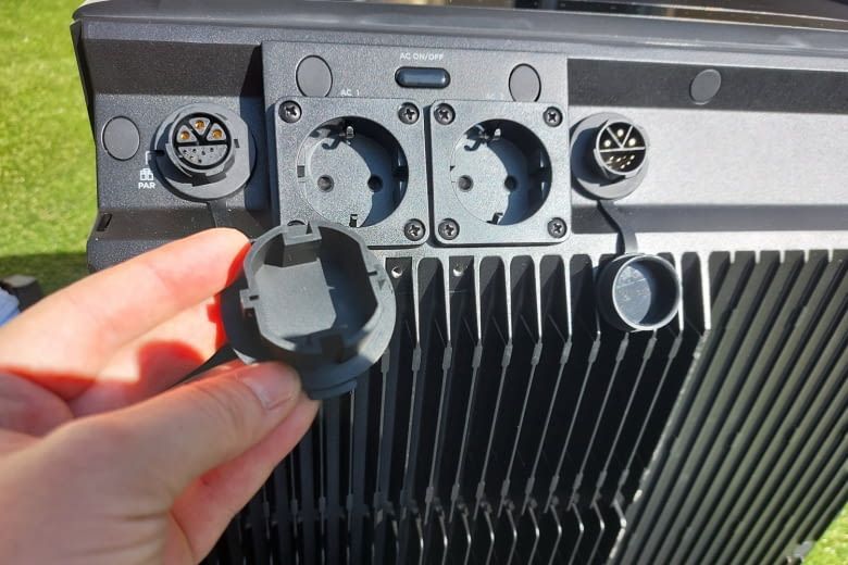 Bei Nichtgebrauch lassen sich die Steckdosen per Gummikappe verschließen Bei Nichtgebrauch lassen sich die Steckdosen per Gummikappe verschließen