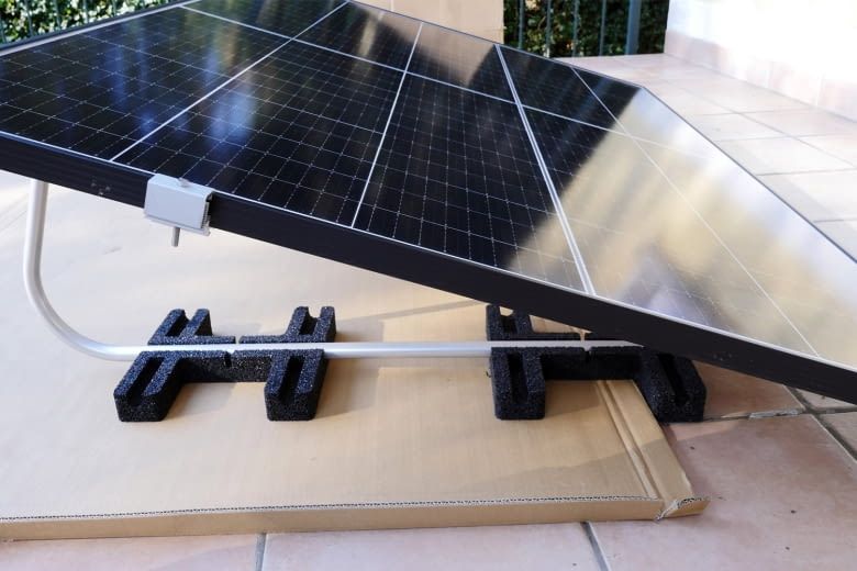 Solche Flachdach-Halterungen müssen mit Ballast gegen Wind abgesichert werden Solche Flachdach-Halterungen müssen mit Ballast gegen Wind abgesichert werden