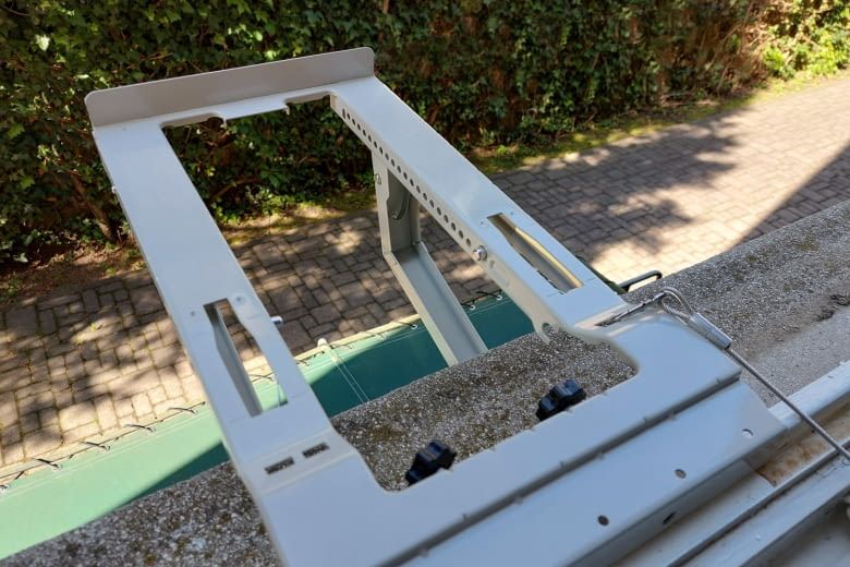 So sieht die Halterung am Fensterbrett ohne Außengerät aus So sieht die Halterung am Fensterbrett ohne Außengerät aus