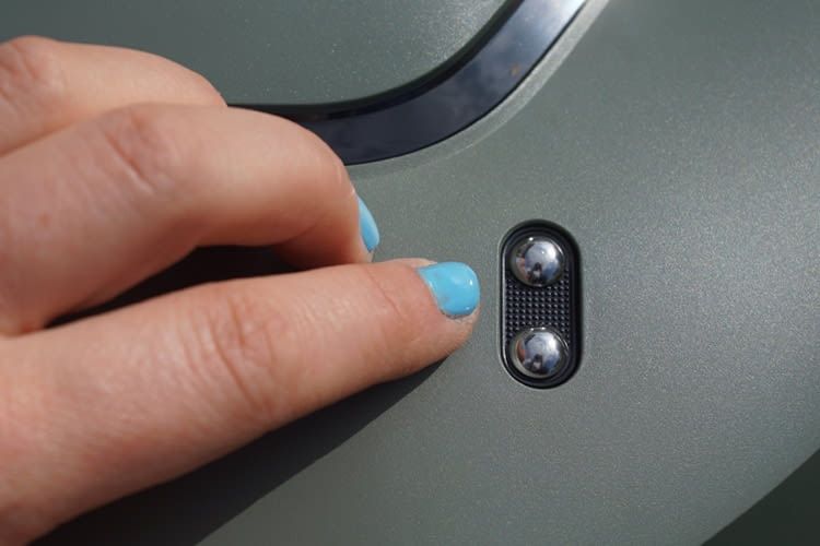 Auf den ersten Blick fällt der Regensensor am Gehäuse kaum auf Auf den ersten Blick fällt der Regensensor am Gehäuse kaum auf