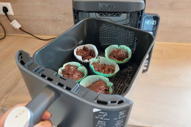 5 bis 6 Muffins passen locker in jeden der beiden Garkörbe 5 bis 6 Muffins passen locker in jeden der beiden Garkörbe