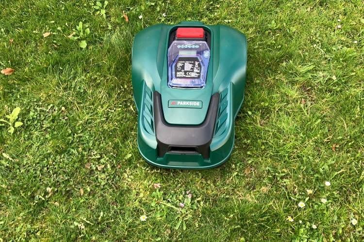 Der Parkside Mähroboter von LIDL im Betrieb Der Parkside Mähroboter von LIDL im Betrieb