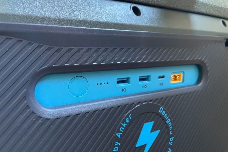 Die Anker EverFrost verfügt über praktische Anschlüsse Die Anker EverFrost verfügt über praktische Anschlüsse
