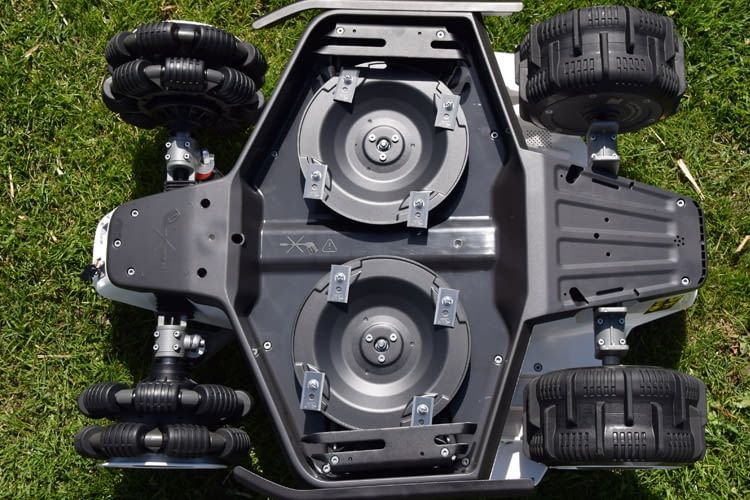 LUBA 2 besitzt 8 statt nur 3 Schneidklingen an der Unterseite LUBA 2 besitzt 8 statt nur 3 Schneidklingen an der Unterseite