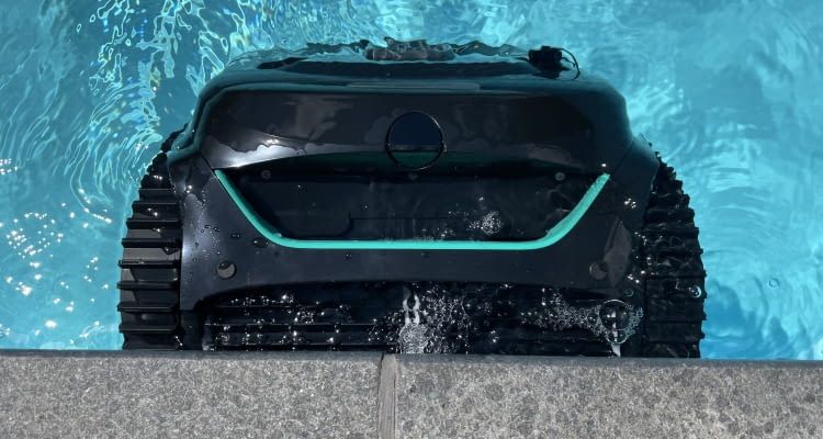 Hier ist gut zu erkennen, wie weit der Wybot C2 bei der Wandreinigung nach oben fährt Hier ist gut zu erkennen, wie weit der Wybot C2 bei der Wandreinigung nach oben fährt