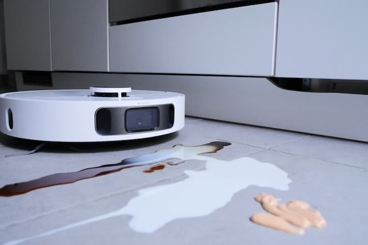 Auch klebrige und anhaftende Verschmutzungen entfernt der Dreame L10s Pro Ultra Heat. Auch klebrige und anhaftende Verschmutzungen entfernt der Dreame L10s Pro Ultra Heat.