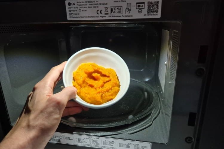 Unter anderem dieses Püree wärmten wir in der LG Mikrowelle auf Unter anderem dieses Püree wärmten wir in der LG Mikrowelle auf