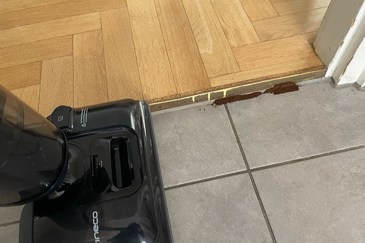 Der Tineco Floor One S7 Stretch Ultra reinigte auch Kanten gut Der Tineco Floor One S7 Stretch Ultra reinigte auch Kanten gut