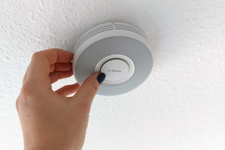 Wir haben die Rauchmelder im Test angeklebt statt geschraubt Wir haben die Rauchmelder im Test angeklebt statt geschraubt