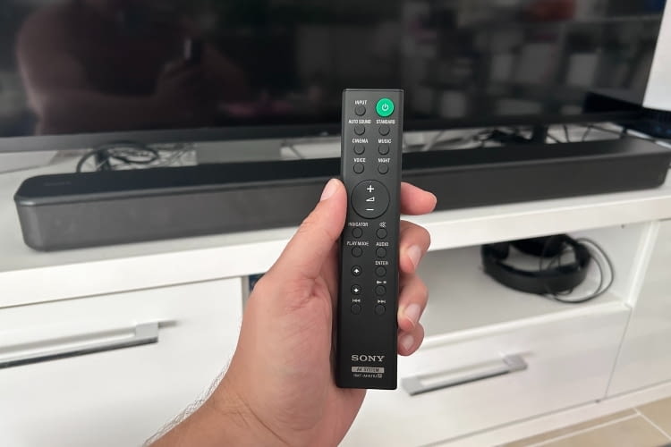 Die Fernbedienung der Sony Soundbar ist einfach zu verstehen und beinhalten alle wichtigsten Funktion. Die Fernbedienung der Sony Soundbar ist einfach zu verstehen und beinhalten alle wichtigsten Funktion.