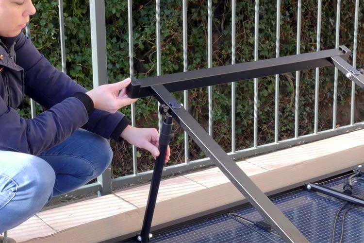 Auch das Aufklappen der Halterung geht sehr schnell Auch das Aufklappen der Halterung geht sehr schnell