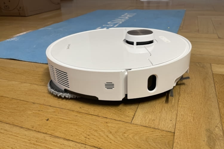 Der Dreame kann nicht nur den Mopp, sondern auch die Seitenbürste um einen Zentimeter anheben Der Dreame kann nicht nur den Mopp, sondern auch die Seitenbürste um einen Zentimeter anheben