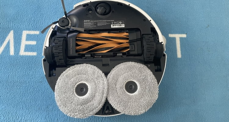 Mova V50 Ultra Complete von unten mit rotierenden Mopps, flexiblem Mopp und Seitenbürste, doppelter Hauptbürste Mova V50 Ultra Complete von unten mit rotierenden Mopps, flexiblem Mopp und Seitenbürste, doppelter Hauptbürste