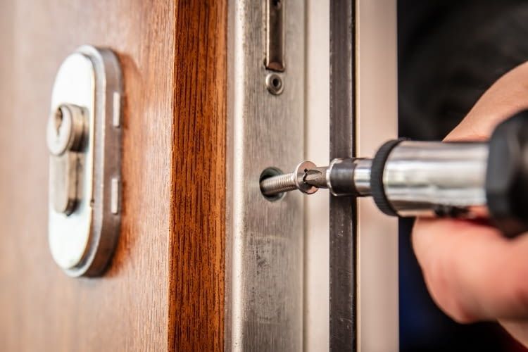 Um einen Türzylinder zu tauschen sind nur wenige Handgriffe nörig Um einen Türzylinder zu tauschen sind nur wenige Handgriffe nörig