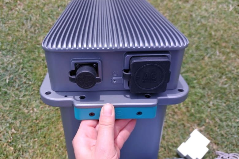 Bei SolarFlow 800 Pro íst sogar eine Notstromsteckdose integriert Bei SolarFlow 800 Pro íst sogar eine Notstromsteckdose integriert