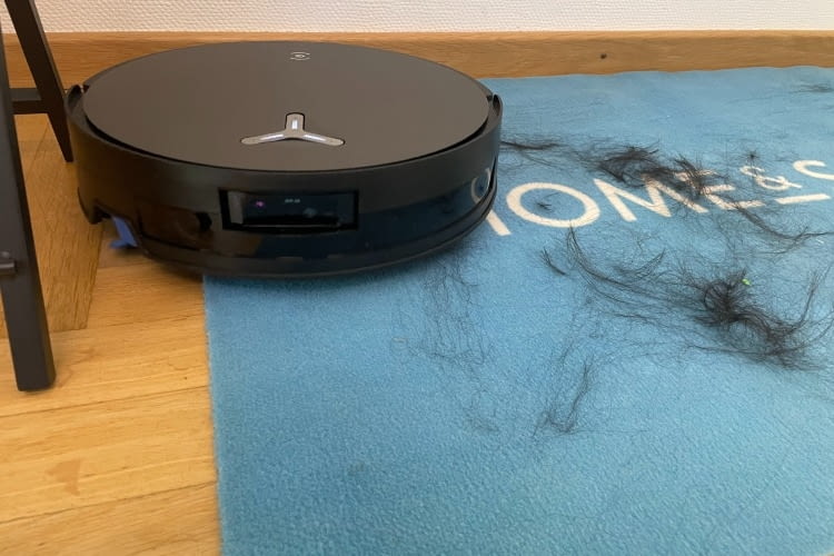 Die Kunsthaare wahren für den DEEBOT X11 OmniCyclone schon eine deutlich größere Herausforderung Die Kunsthaare wahren für den DEEBOT X11 OmniCyclone schon eine deutlich größere Herausforderung