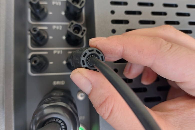 Die Verkabelung dauerte in unserem Test nur wenige Sekunden Die Verkabelung dauerte in unserem Test nur wenige Sekunden