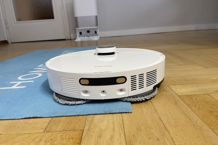 Vor dem Befahren des Teppichs hebt der Dreame die Wischmopps um 10 Millimeter an Vor dem Befahren des Teppichs hebt der Dreame die Wischmopps um 10 Millimeter an