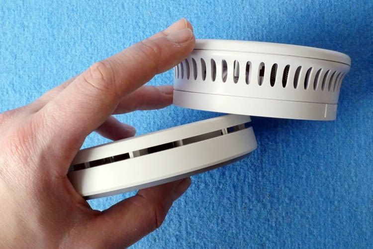 Links ist hier der besonders flache RWM160 Melder zu sehen Links ist hier der besonders flache RWM160 Melder zu sehen