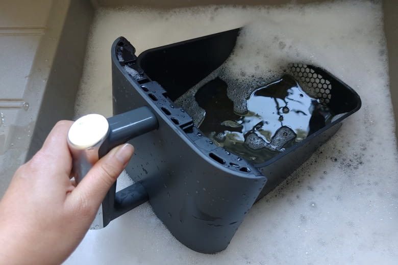 Statt wie hier per Hand lassen sich viele Garkörbe auch in der Spülmaschine reinigen Statt wie hier per Hand lassen sich viele Garkörbe auch in der Spülmaschine reinigen