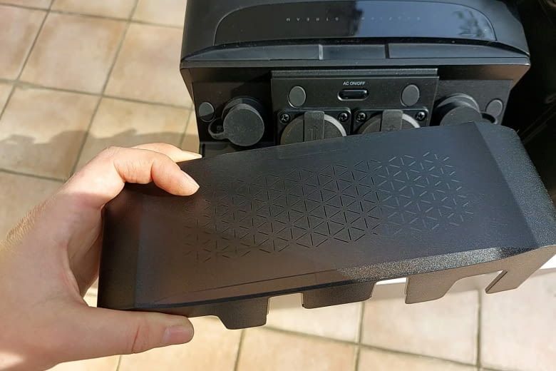 Diese Abdeckung schützt die Anschlüsse vor Nässe und Schmutz Diese Abdeckung schützt die Anschlüsse vor Nässe und Schmutz