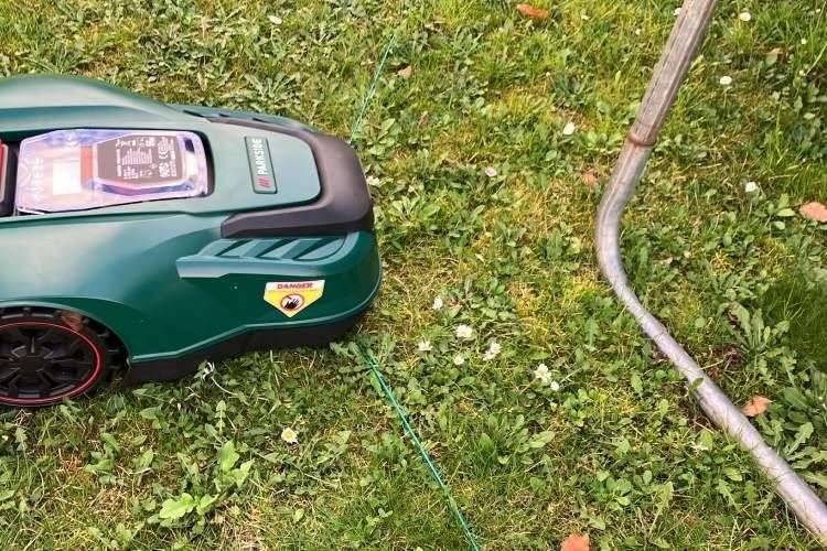 In unserem Test erkannte der Mähroboter das Begrenzungskabel sehr gut In unserem Test erkannte der Mähroboter das Begrenzungskabel sehr gut