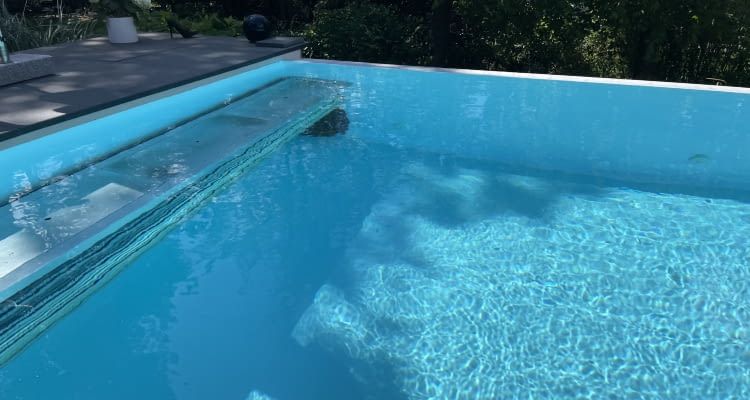 Der Wybot C2 (hinten unter der Plattform) reinigte so weit es ging ohne stecken zu bleiben oder seine Akkuladung zu verschwenden Der Wybot C2 (hinten unter der Plattform) reinigte so weit es ging ohne stecken zu bleiben oder seine Akkuladung zu verschwenden