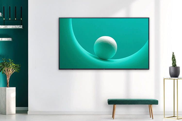 Der 75 Zoll TV Samsung Q60R lässt sich im Ambient Modus als digitaler Bilderrahmen einsetzen Der 75 Zoll TV Samsung Q60R lässt sich im Ambient Modus als digitaler Bilderrahmen einsetzen