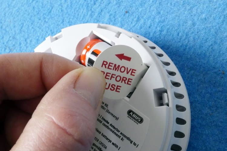 Diese Lasche muss bei der Installation herausgezogen werden Diese Lasche muss bei der Installation herausgezogen werden